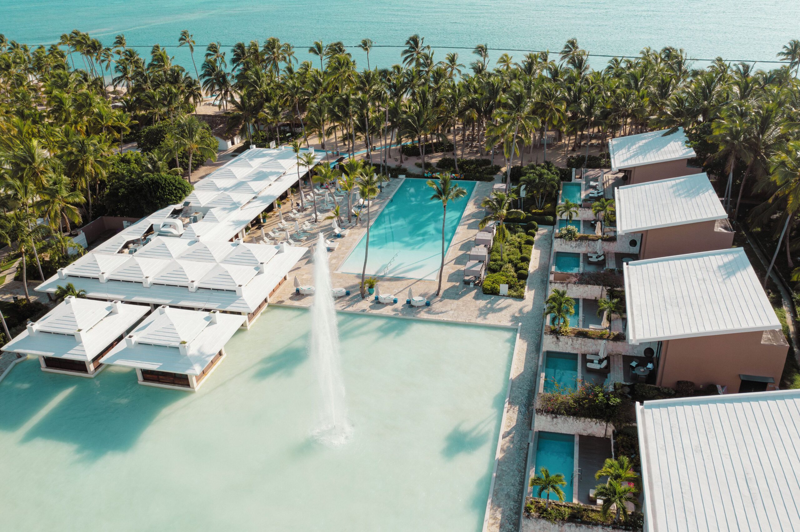 Catalonia Royal Bavaro – plage avec transats et cocotiers